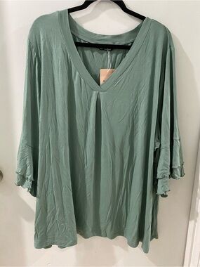 Bloomchic Sage Flutter Sleeve Tunic Top, Size 26, new!